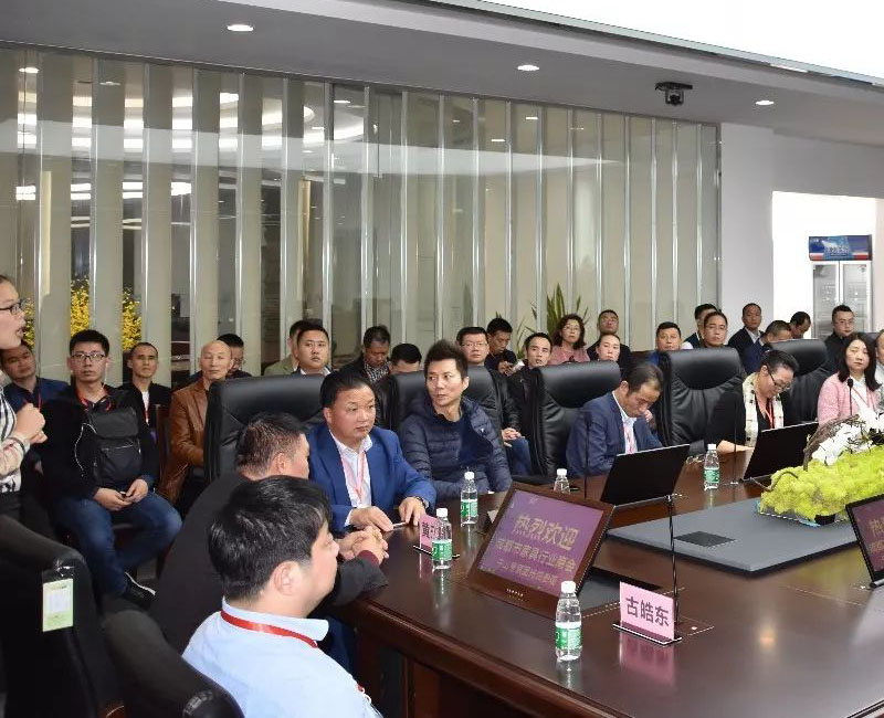 考察團(tuán)列席多功能會(huì)議室
