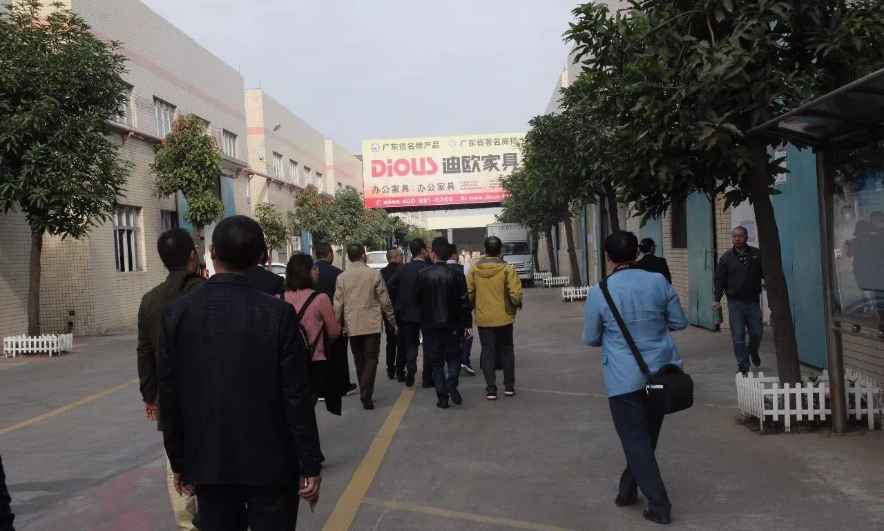 成都市家具行業(yè)商會(huì)中山考察團(tuán)蒞臨迪歐家具參觀交流