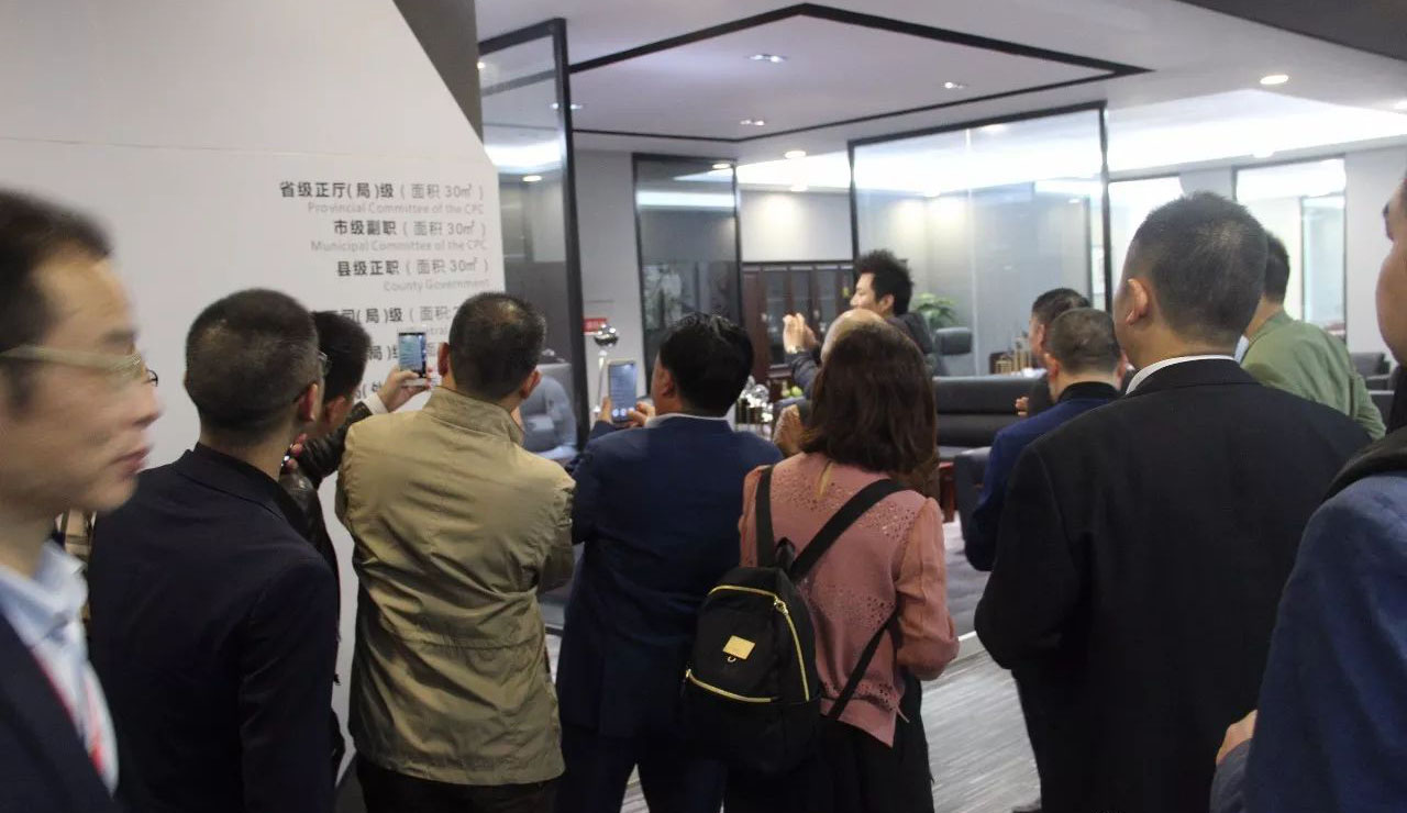 考察團(tuán)成員參觀工程展館
